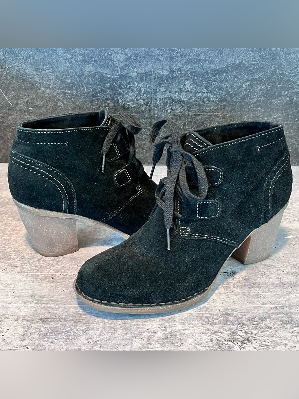 Clarks Unstructured Black Suede Carleta Lyon Ankle Bootie, 8, Lace up, Like New
